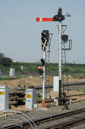 DG77141. Replacing semaphores. Surendranagar Jn. Gujarat. India. 24.3.11.