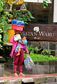 DG437404. Hawker with child. Jala Dewisita. Ubud. Bali. Indonesia. 24.1.2025.