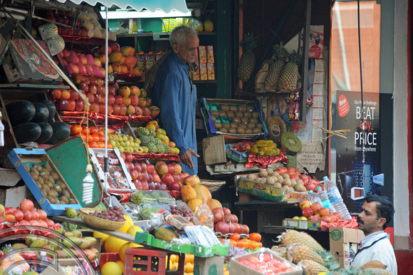 DG69619. Fruit shop. Paharganj. Delhi. India. 8.12.10.