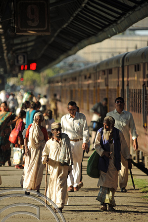 DG76481. Pax leave a MG train. Ahmedabad. India. 12.3.11.