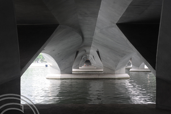 TD26213. Under the bridge. Singapore. 6.10.09.