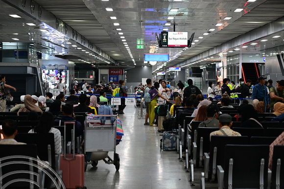 DG438992. Waiting for trains. Krung Thep Aphiwat Central Terminal. Bangkok. Thailand. 12.2.2025.