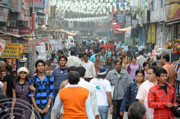 DG70329. Shoppers. Calcutta. India. 16.12.10.