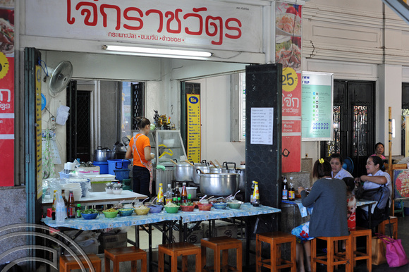 DG106175. Food bar.  Hualamphong. Bangkok. Thailand. 5.3.12.