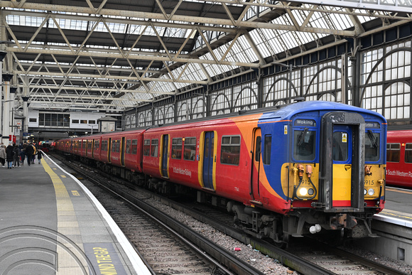 DG435862. 5915. 2F31. 1250 London Waterloo to Woking. London Waterloo. 28.12.2024.
