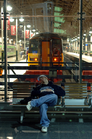 DG05541. Tired. Manchester Piccadilly. 14.3.06.