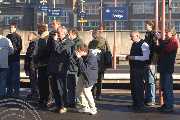 DG04930. Enthusiasts. London Bridge. 19.11.05.