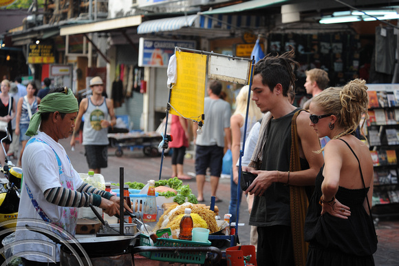 TD12894. Street food. Khao San Rd. Bangkok. Thailand. 12.2.09.