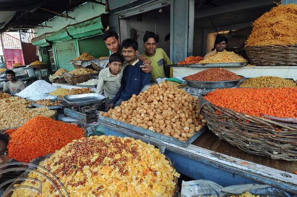 DG69974. Snack stall. Lucknow. India. 13.12.10