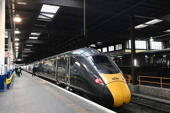 DG435882. 800022. 1Z15 1325 London Euston to Swansea. London Euston. 28.12.2024.