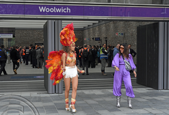 DG371671. Dancers. Elizabeth line. Woolwich. 24.5.2022.
