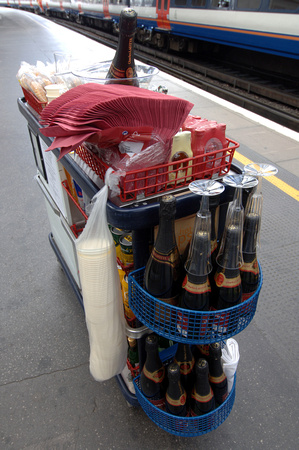 DG06598. Champers for Ascot. Waterloo. 22.6.06.