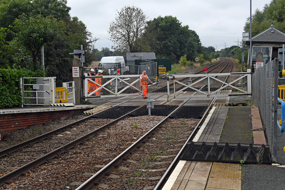 DG255689. Manually operated crossing gates. Fiskerton. 20.9.16