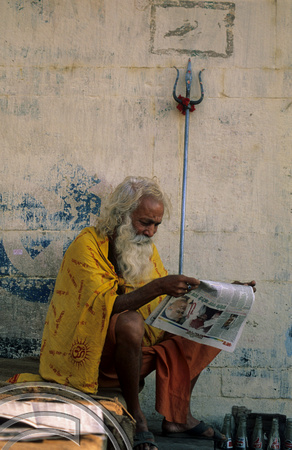 T6889. Even Sadhus get the news. Varanasi. UP. India,  1998.