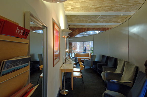DG04911. First class lounge.  Stoke On Trent. 17.11.05.