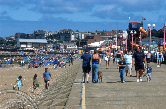 T15682. Holidaymakers on the seafront. Hunstanton. Norfolk. England. 24th August 2003