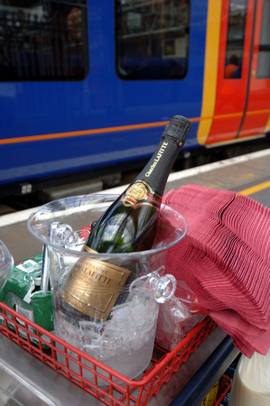 DG06594. Champers for Ascot. Waterloo. 22.6.06.