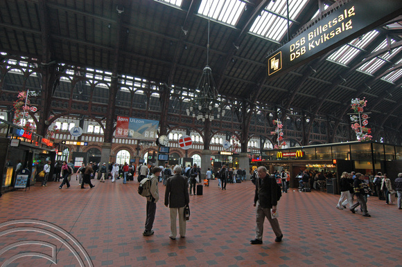 FDG1117. Copenhagen Central station. 18.6.04.