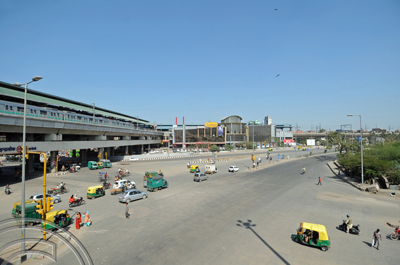 DG75876. Station interchange. Inderlok. Delhi. India. 6.3.11.
