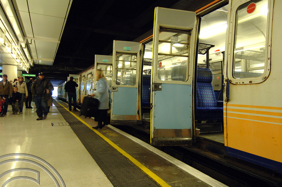 DG04962. Last slam doors. Victoria. 26.11.05.