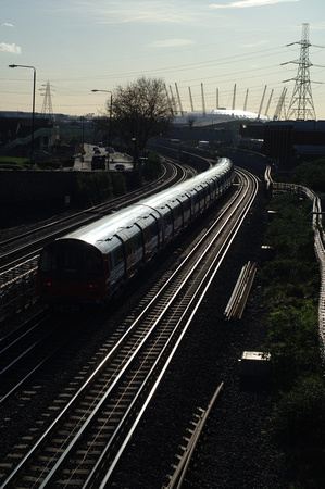 DG08656. Jubilee line tube. West Ham. 9.12.06.
