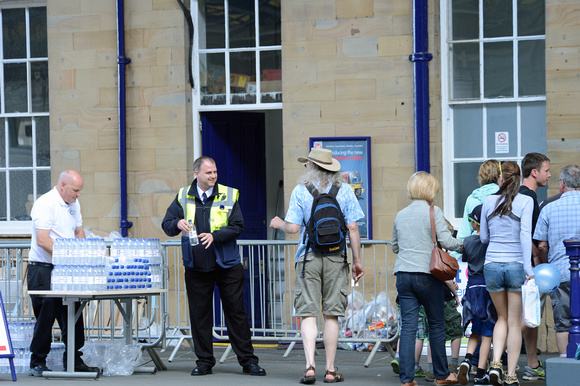 DG185076. TPE staff ready with water. Huddersfield. 5.7.14.