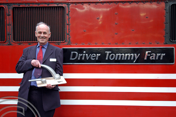 DG03401. Tommy and his engine. Euston. 20.4.2005.