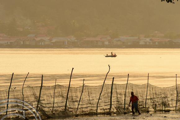 DG204524.Fisherman tends his nets. Kuah. Langkawi. Malaysia. 20.1.15.