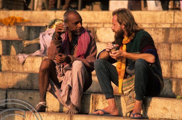 T6890. Chatting. Varanasi. UP. India,  1998.