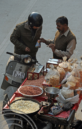 DG69615. Food on the move. Paharganj. Delhi. India. 8.12.10.