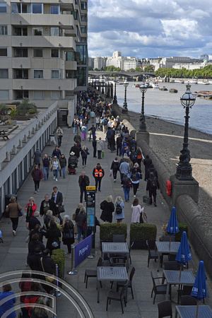 DG379352. Mourners queueing. South bank. London. 16.9.2022.