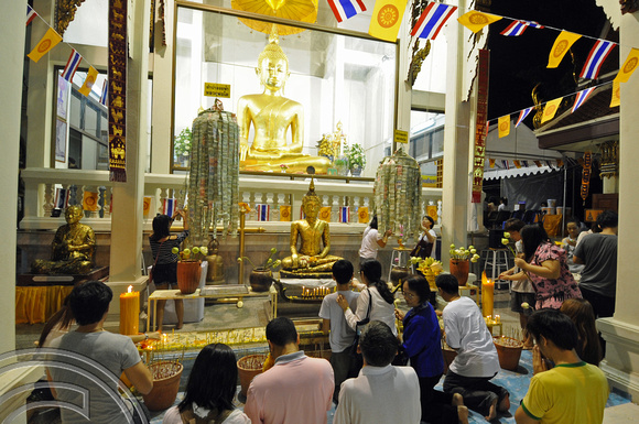 DG75024. Prayers. Wat Saket. Bangkok. Thailand. 18.2.11
