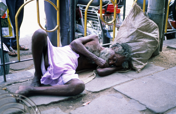 T6598. Homeless Man. Pondicherry. Tamil Nadu. India. 1998.