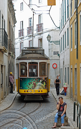 DG53137. Tram 542. Rua da Conceicao. Lisbon. Portugal. 2.6.10.