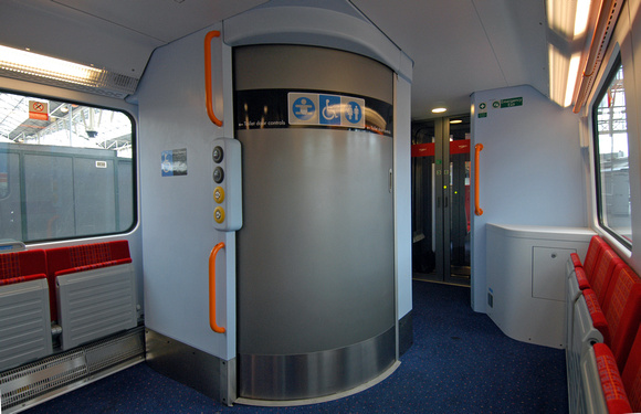 DG01647. Interior. Class 450. 17.8.04.