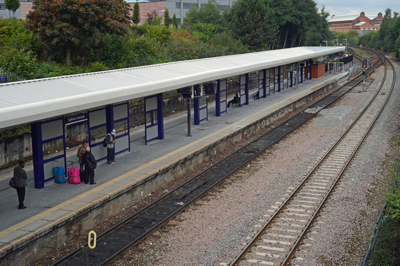 DG163141. Refurbished platform. Salford Crescent. 15.10.13.