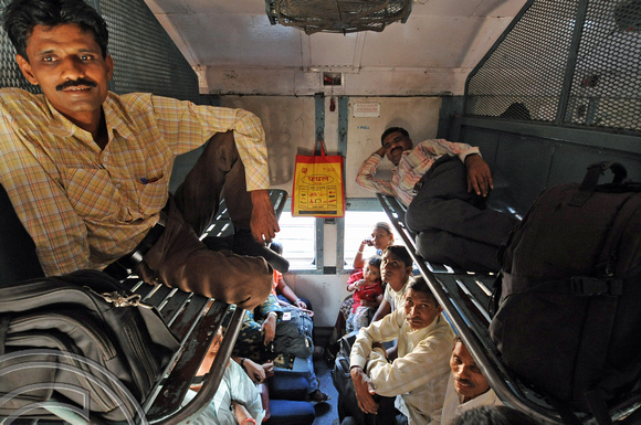 DG77470. Crowded train. Miyagam Karjan Jn. Gujarat. India. 26.3.11.