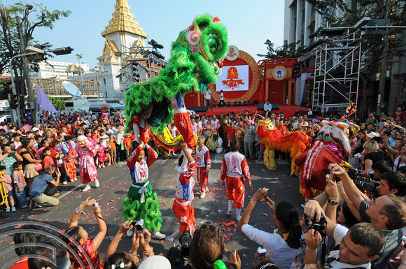 DG73672. Dragon dancers. Chinatown. Bangkok. 3.2.11.