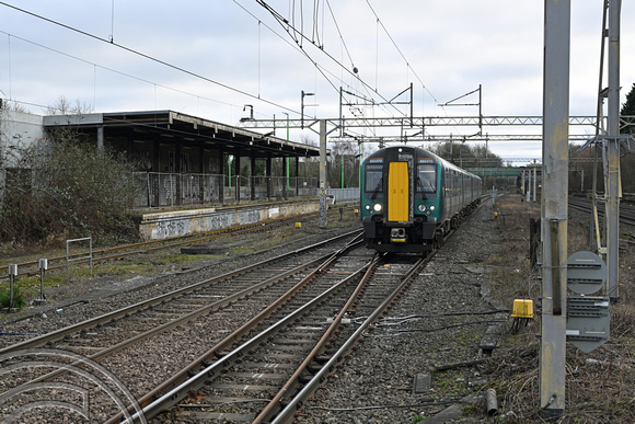 DG435986. 350370. 2K23. 1109 London Euston to Milton Keynes Central. Hemel Hempstead. 30.12.2024.