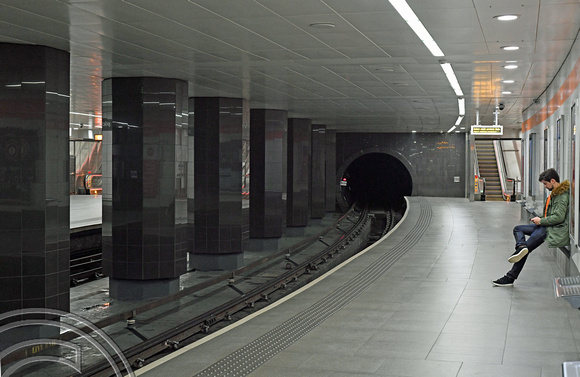 DG260787. Outer platform. Subway. Partick. Glasgow. 7.12.16