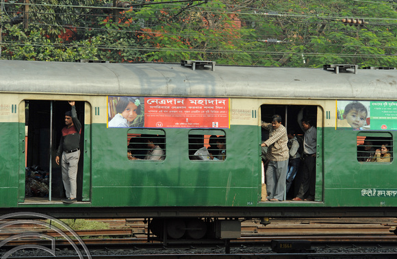 DG70297. Calcutta. commuters. India. 16.12.10.