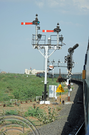 DG77148. Replacing bracket semaphore. Surendranagar Jn. Gujarat. India. 24.3.11.