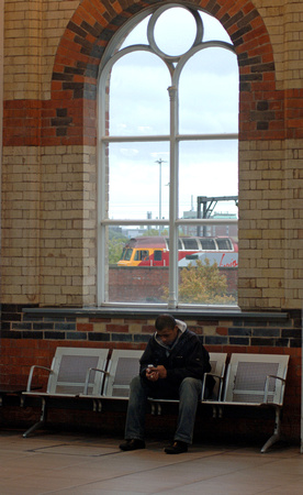 DG08181. Waiting. Manchester Piccadilly. 11.11.06.
