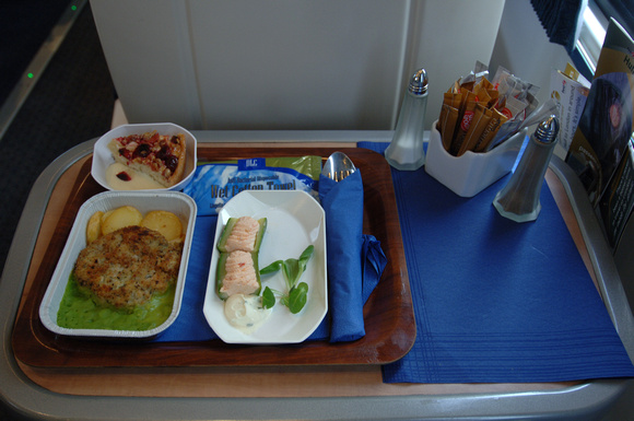 DG07894. Complimentary meal. Hull Trains. 12.10.06.