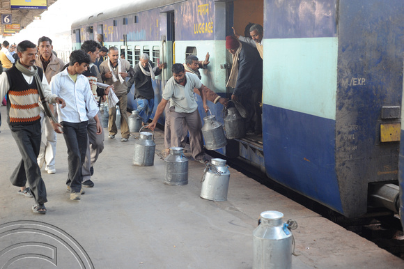 DG70221. Milk train. Lucknow. India. 15.12.10.