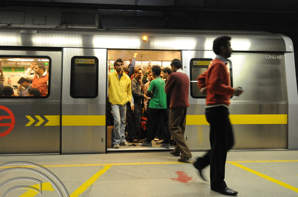 DG69482 Metro pax. Delhi.  India. 4.12.10.