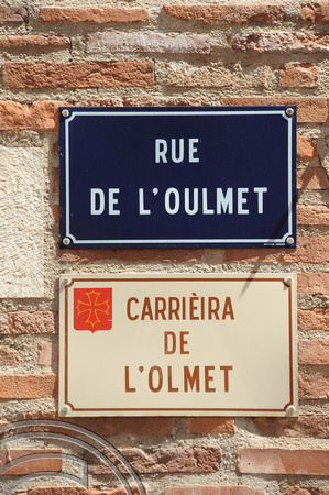 TD24984. French and Catalan signs. Albi. France.