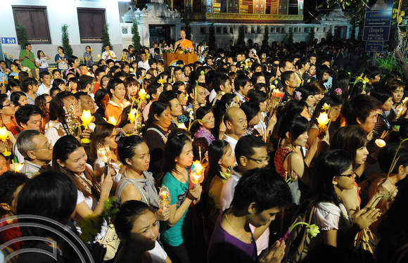 DG74943. Crowds. Wat Saket. Bangkok. Thailand. 18.2.11