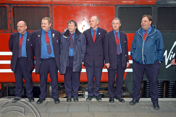 DG03375. Hiding the nameplate. Euston. 20.4.2005.