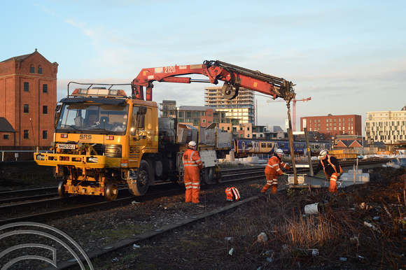 DG167554. SRS Road railer lifting new electrification mast. Salford. 31.12.13.